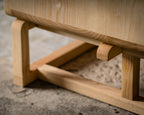 Buffet : pieds et traverse en bois, dessous ajouré et base stable