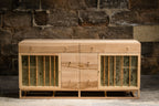Buffet en bois clair avec portes à lames verticales, façade symétrique