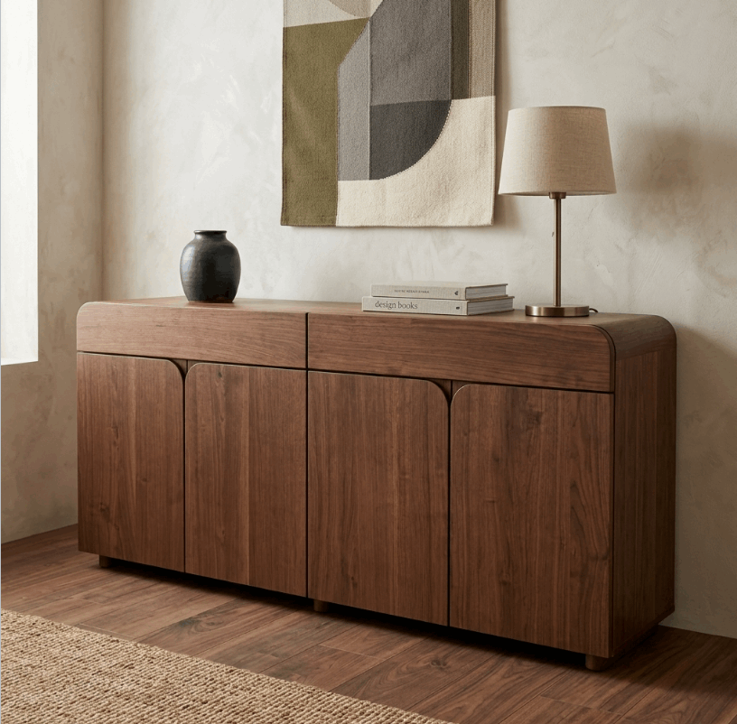 Buffet en bois foncé avec quatre portes, plateau arrondi et poignées discrètes