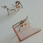 Figurines de joueurs de handball et but métallique avec grille rouge