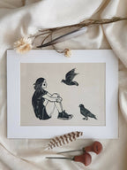 Illustration sur papier avec jeune fille et oiseaux noirs sur fond clair