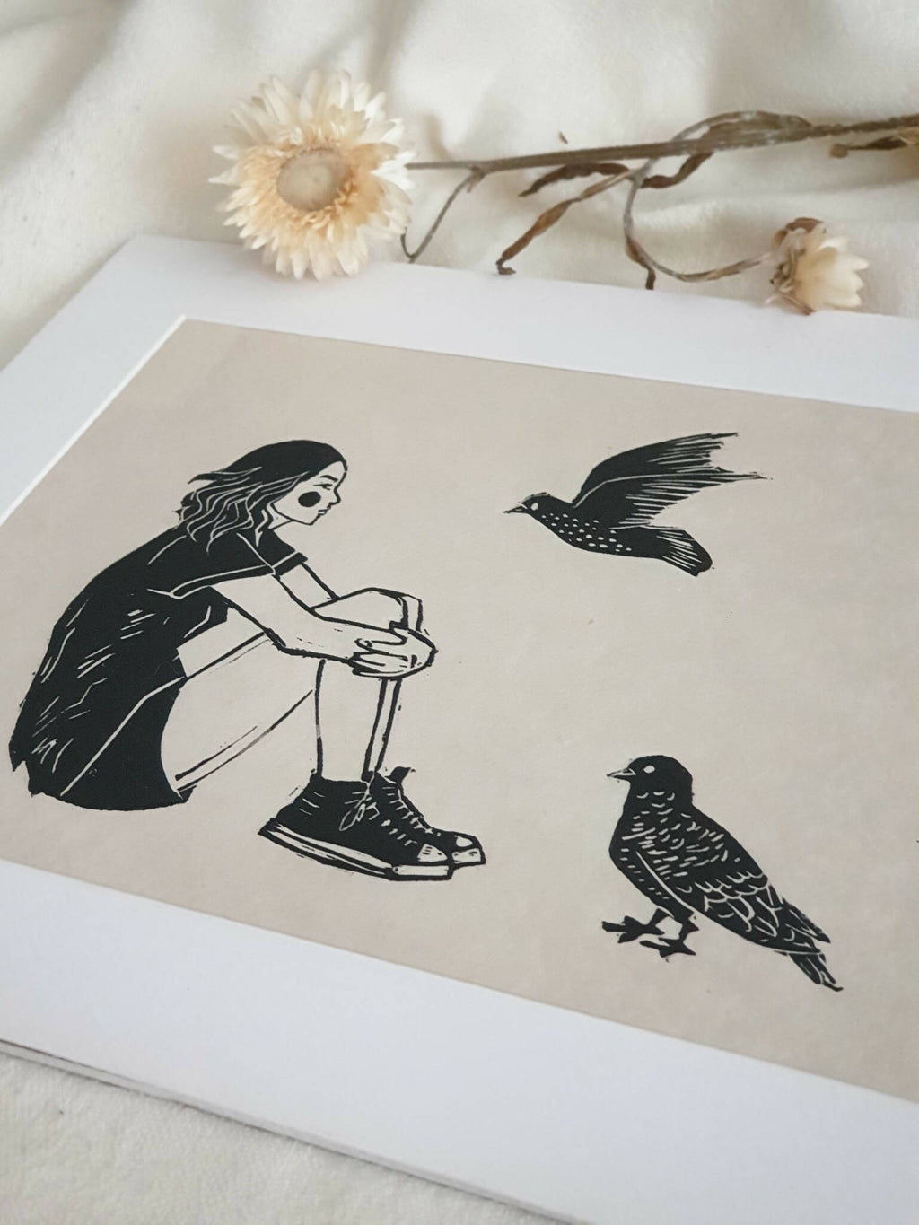 Feuille illustrée avec jeune fille tenant une tasse et oiseaux noirs