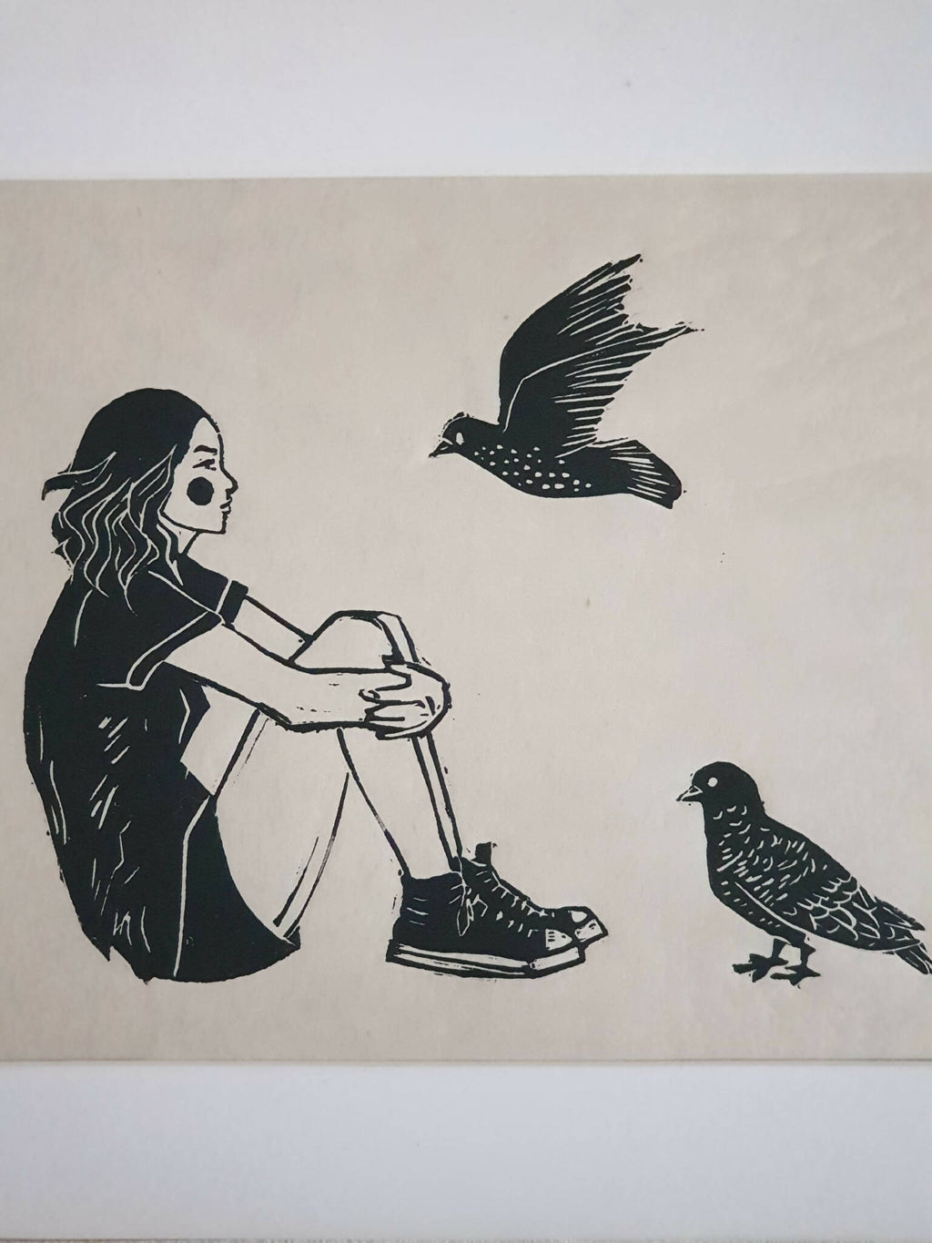 Affiche papier horizontale: jeune fille et oiseaux noirs, gros plan