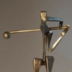 Statuette de golfeur en métal doré, posture de swing, vue rapprochée