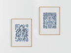 Tirage A4 encadré, motif abstrait bleu sur fond clair, présentation double.