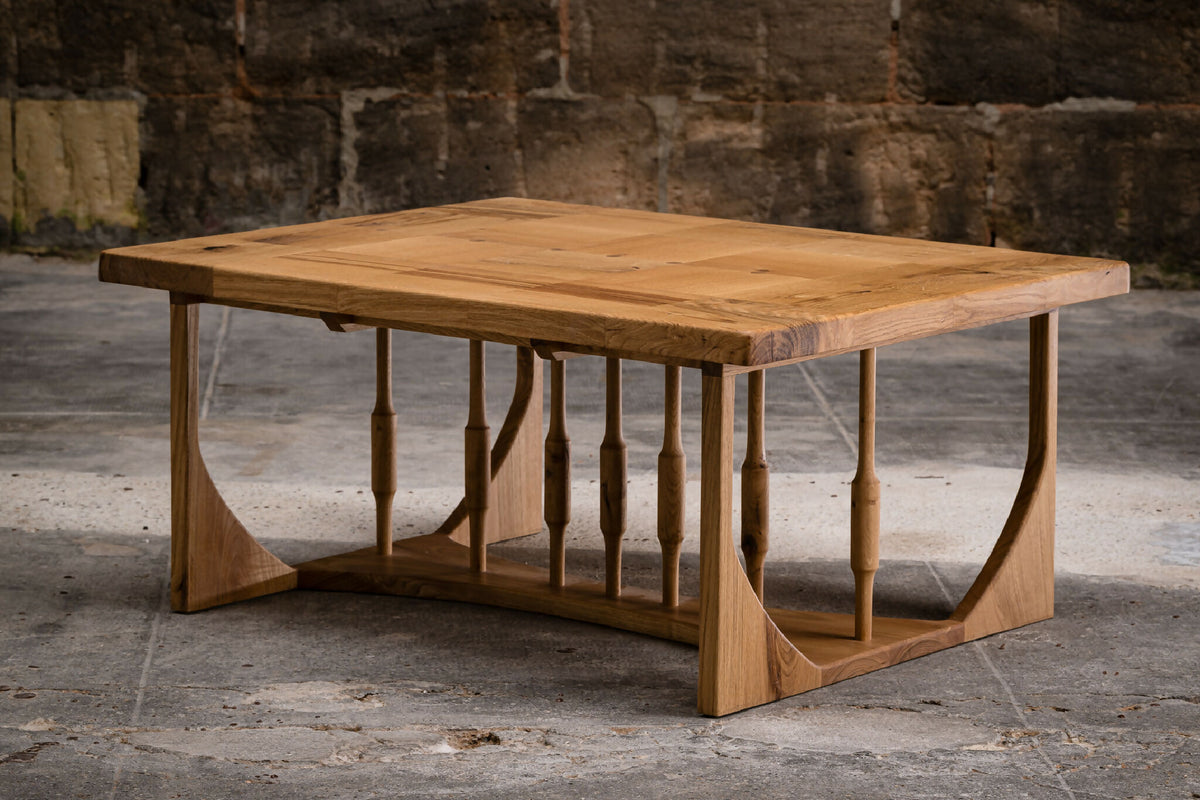 Table basse en bois avec plateau rectangulaire et piètement ajouré en forme de bambou