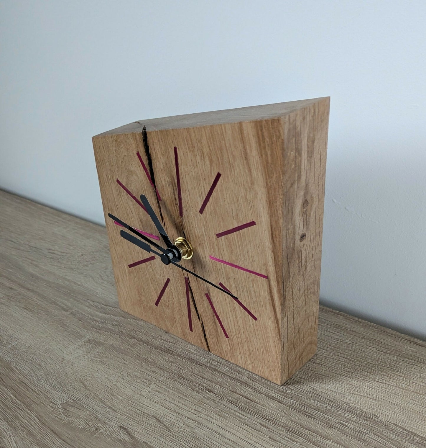 Horloge de bureau en Chêne massif et Marqueterie de paille Bordeaux