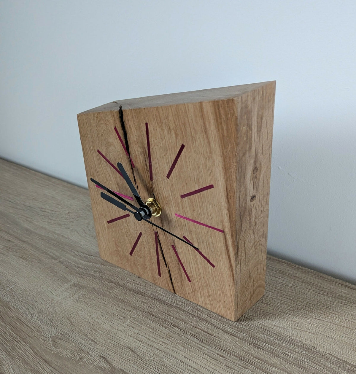 Horloge de bureau en chêne clair, marqueterie de paille, aiguilles noires et repères bordeaux