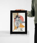 Affiche encadrée noire avec collage illustrant une femme au chapeau et formes colorées