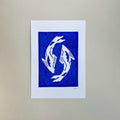 Linogravure A5 de poisson koi, encadrée, bleu ultramarine et silhouette blanche