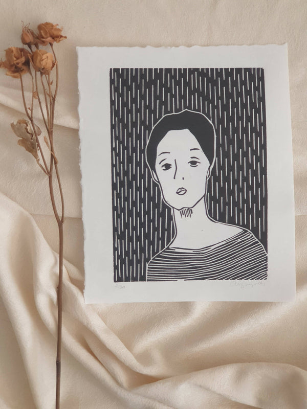 Affiche d’illustration noir et blanc : portrait féminin aux lignes, sur fond blanc