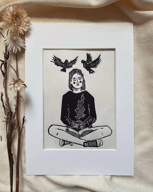 Illustration noir et blanc d’une femme assise, encadrée, format vertical, bord blanc.