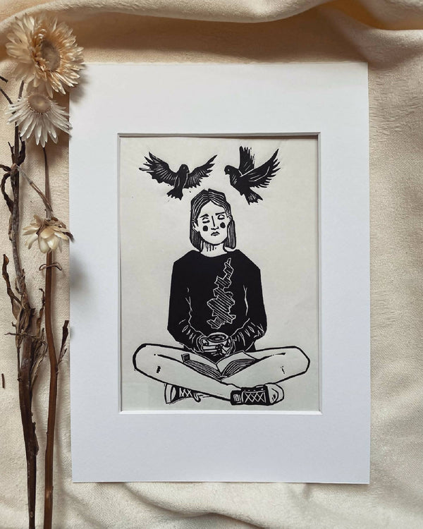 Illustration noir et blanc d’une femme assise, encadrée, format vertical, bord blanc.