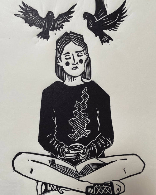 Illustration noir et blanc : femme méditant, oiseaux aux ailes déployées au-dessus.