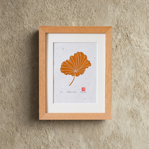 Gravure sur papier washi, lotus orange dans cadre en bois clair