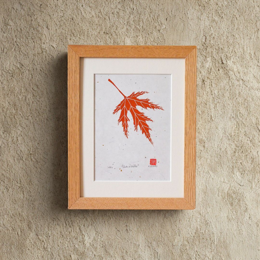 Gravure sur papier washi encadrée, branche d’érable rouge dans un cadre en bois clair.