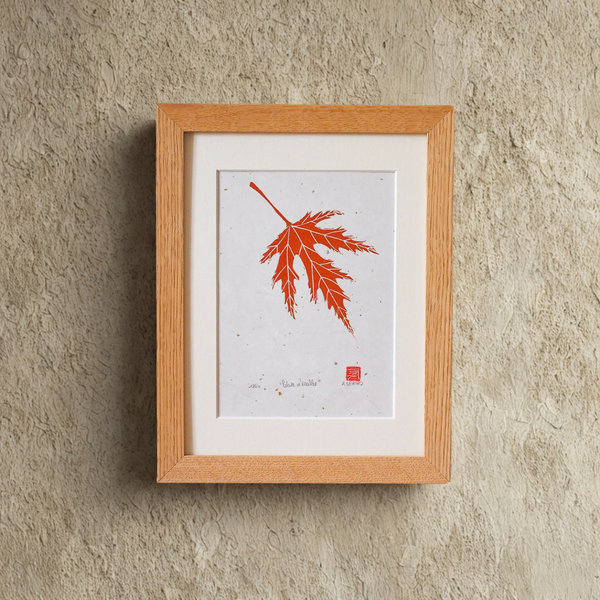 Gravure sur papier washi encadrée, branche d’érable rouge dans un cadre en bois clair.