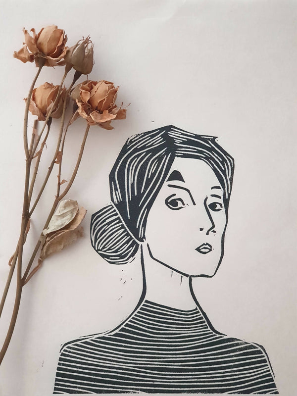 Portrait noir et blanc sur papier, profil féminin aux lignes et rayures