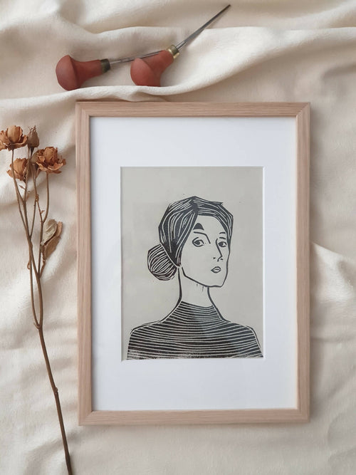 Portrait noir et blanc en cadre bois clair, profil féminin aux rayures