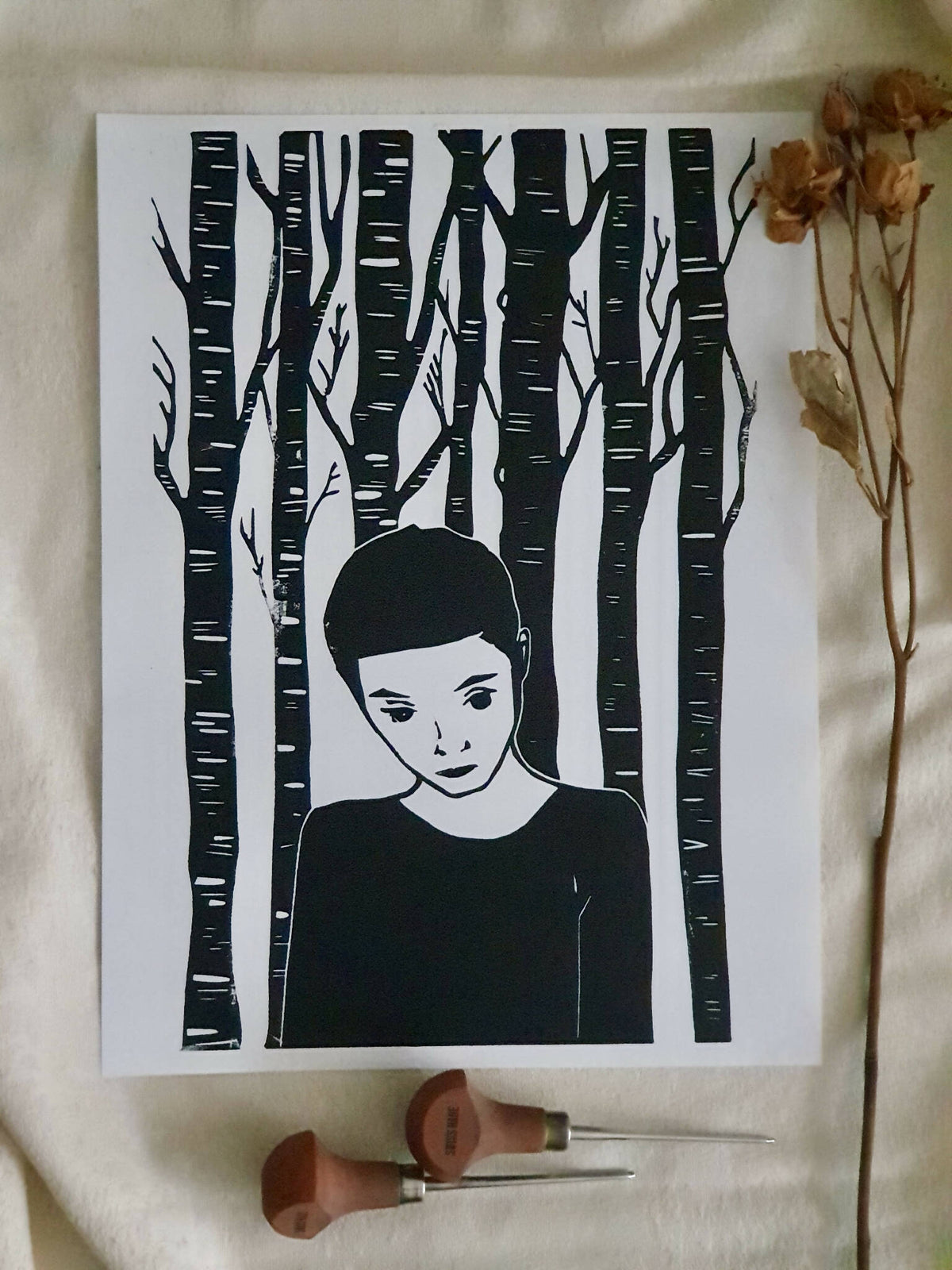 Affiche noir et blanc avec portrait féminin et arbres stylisés en fond