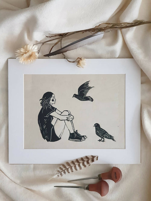Illustration sur papier avec jeune fille et oiseaux noirs sur fond clair