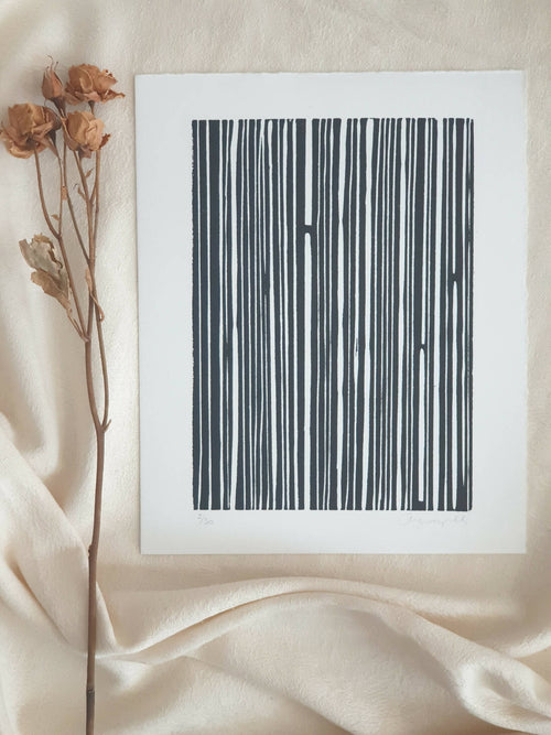 Impression « La ligne du temps » (2023) au motif code-barres bleu foncé sur papier