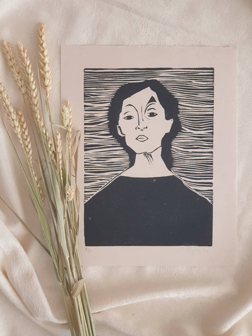 Affiche encadrée portrait de femme noir et crème, style gravure, sur fond clair