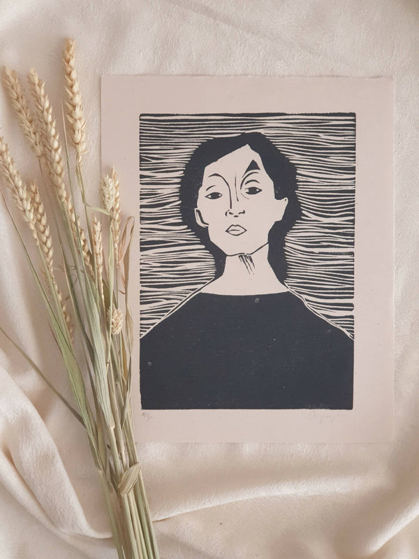 Affiche encadrée portrait de femme noir et crème, style gravure, sur fond clair