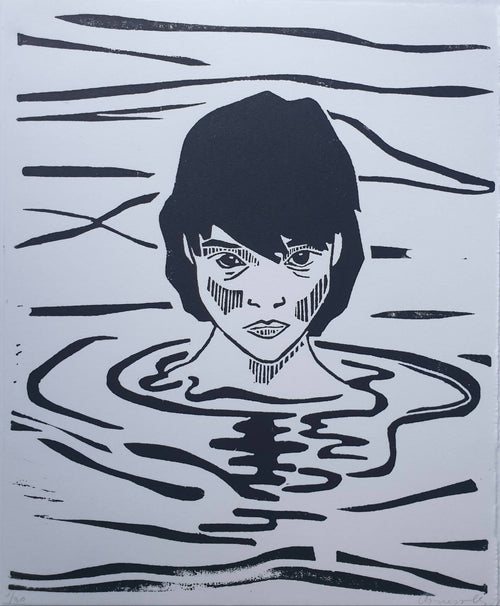 Impression noir et blanc en gros plan : visage stylisé, lignes et motifs d’eau