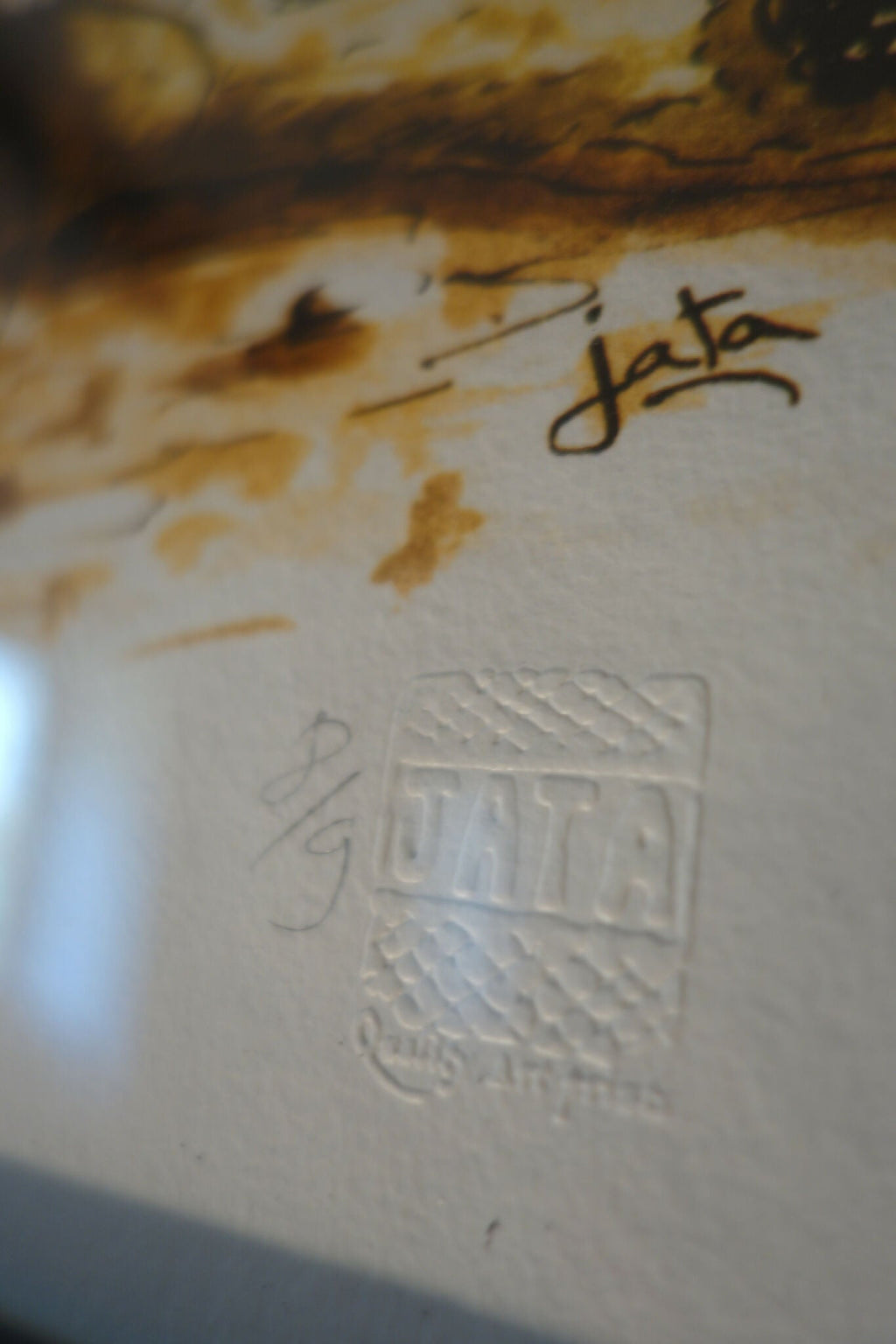 Détail du tableau : signature au stylet et relief sur le fond clair