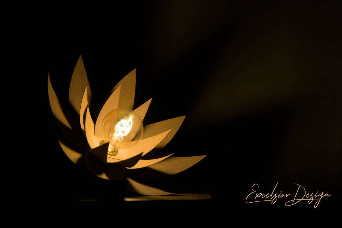 Lampe lotus en bois, ampoule allumée au centre