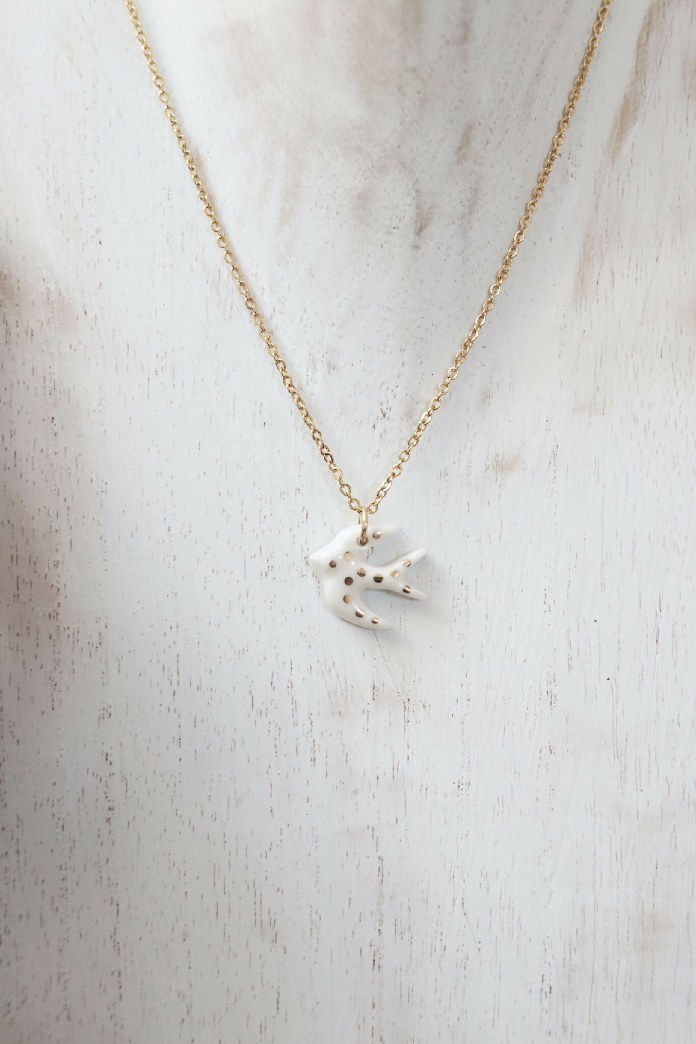 Collier hirondelle en porcelaine or fin