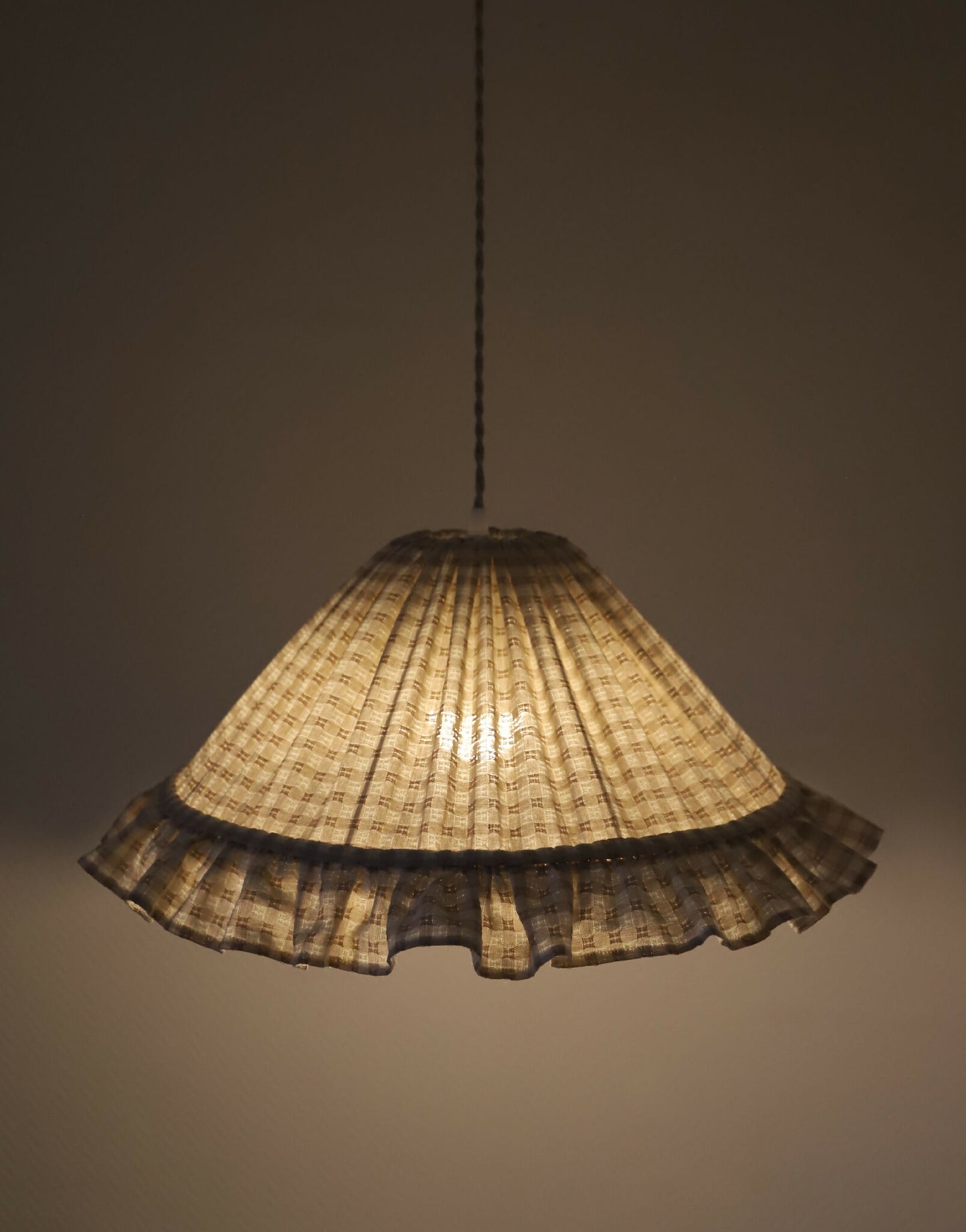 Suspension conique Emilia avec volant chic : lumière douce en coton tissé vichy