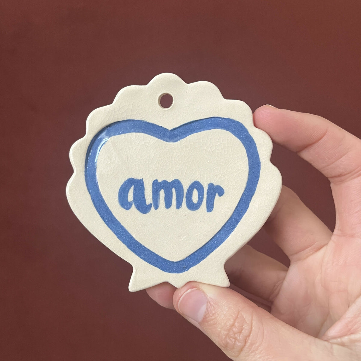 Ex-voto monochrome en étoile, cœur bleu avec le mot « amour »