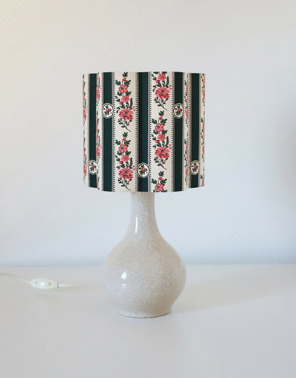 Abat-jour forme fleur Flora vert avec intérieur blanc, rayures et fleurs roses.