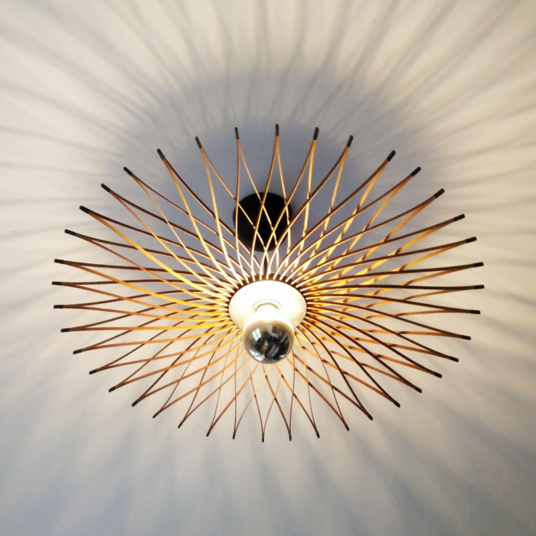 Suspension rayonnante en bois brun avec ampoule allumée et rosace centrale