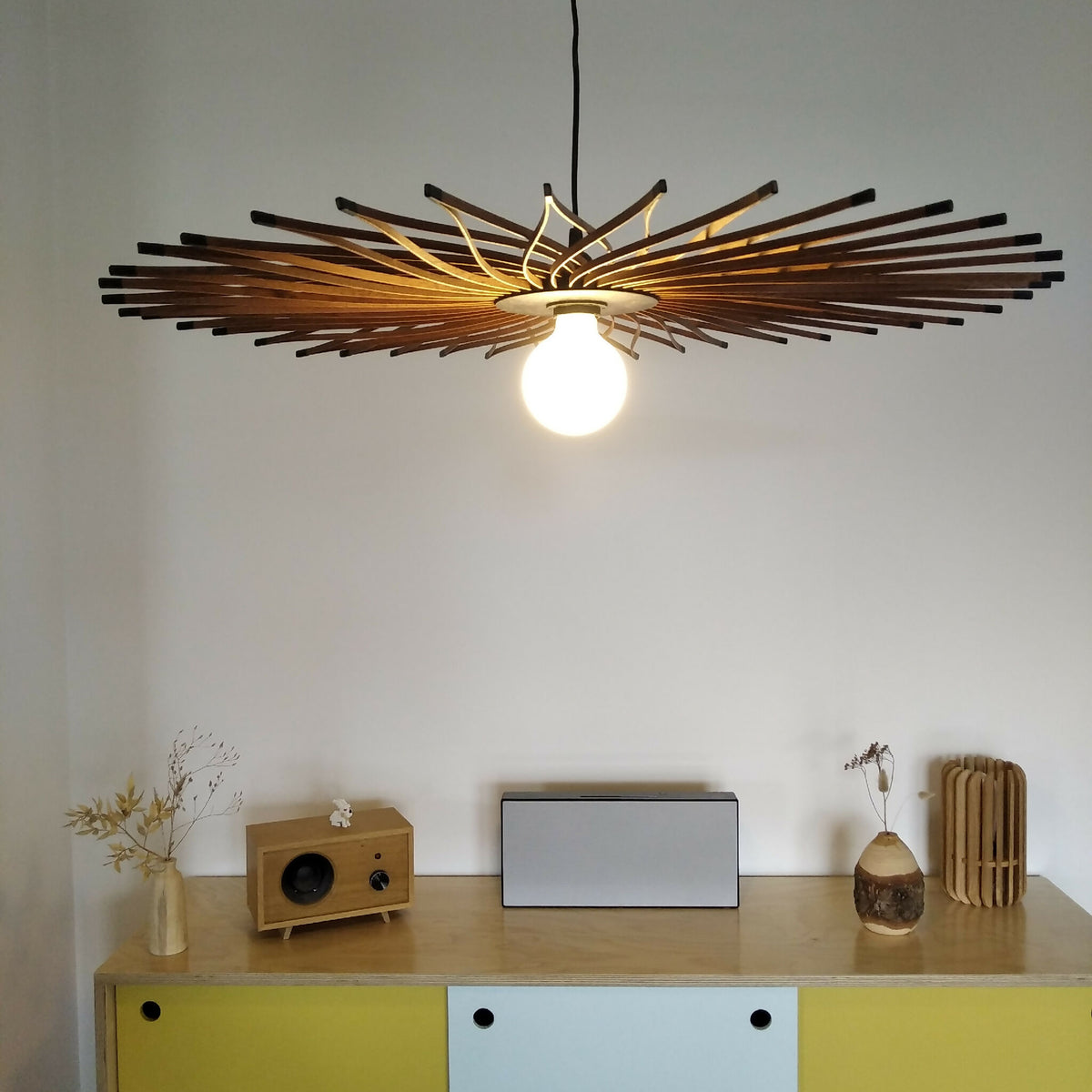 Suspension design à tiges rayonnantes en bois brun et ampoule, fixée au plafond
