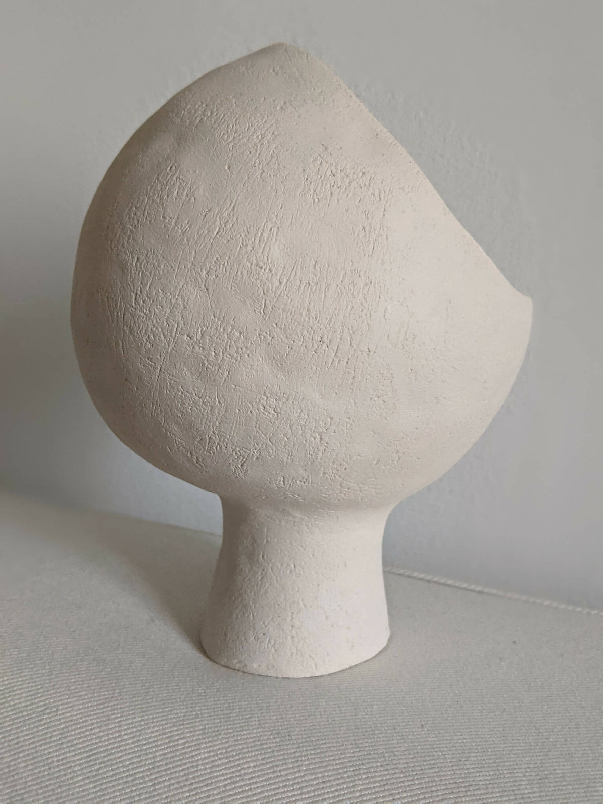 Lampe années 60 en céramique beige clair, silhouette sculptée et ouverture sur le dessus
