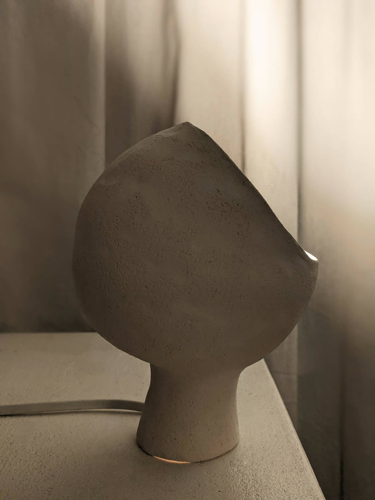 Lampe années 60 en céramique beige, vue de dos avec base cylindrique