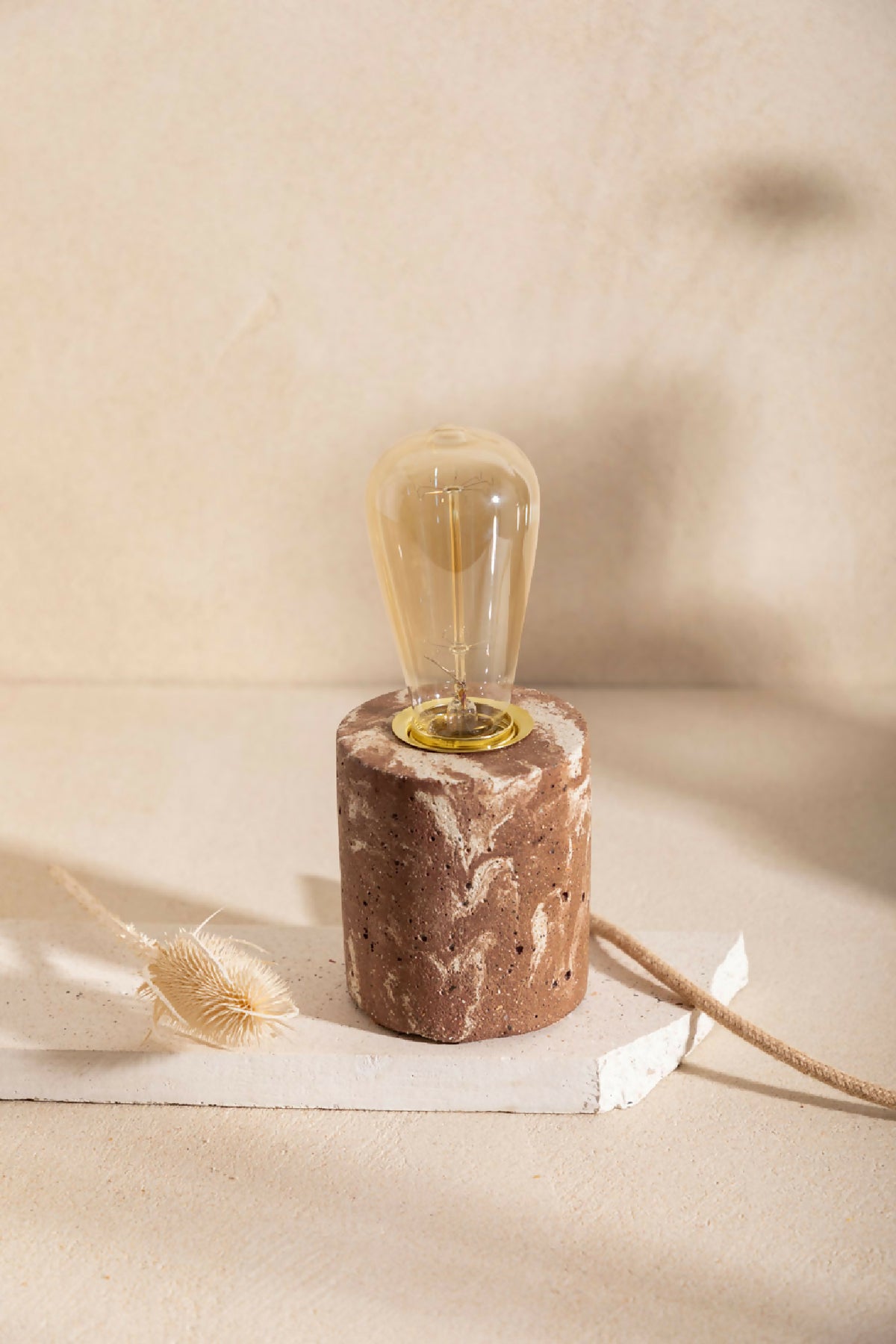 Lampe à poser LUNA à base cylindrique brunâtre texturée et ampoule en verre transparent