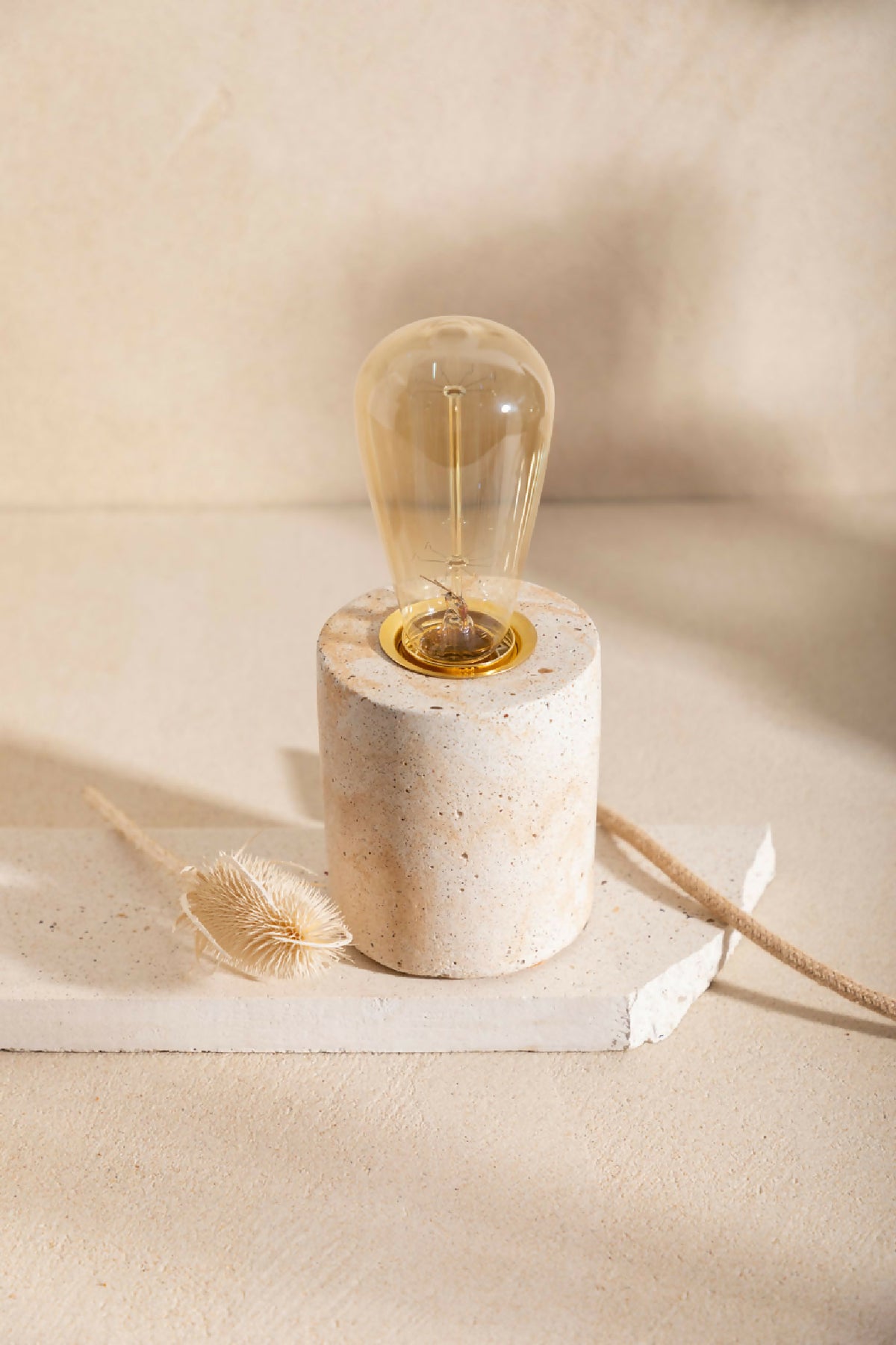 Lampe à poser LUNA avec base cylindrique beige clair texturée et ampoule en verre transparent