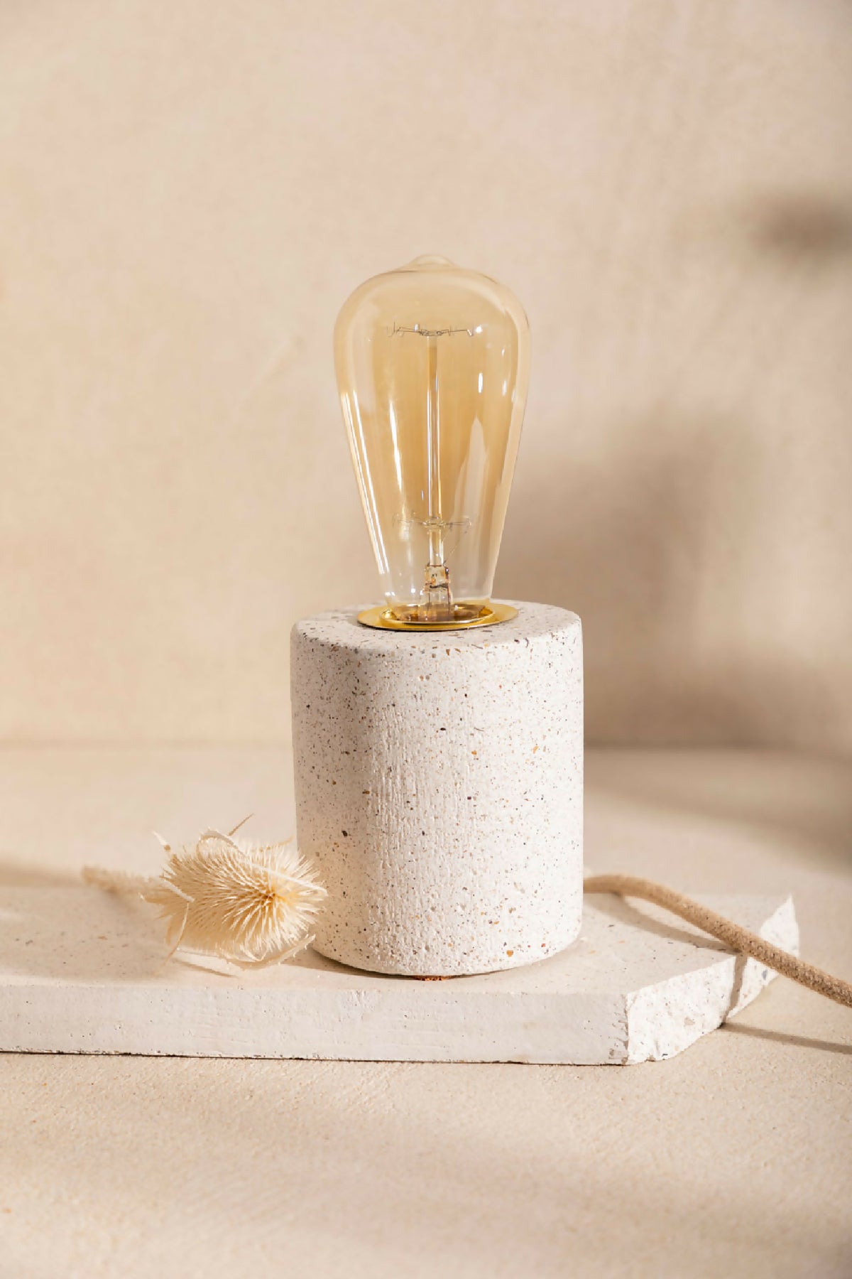 Lampe à poser LUNA : base cylindrique beige clair texturée et ampoule en verre transparent