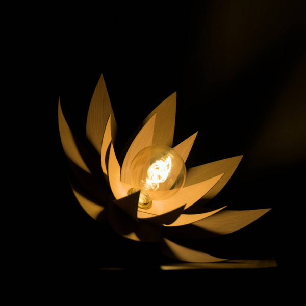 Lampe lotus en bois avec pied courbe et ampoule à l’intérieur