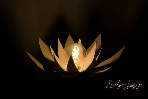 Lampe en forme de lotus en bois brun avec ampoule visible sur socle
