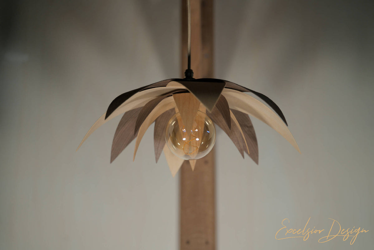 Suspension Lotus à pétales beiges en bois, ampoule centrale, vue de face