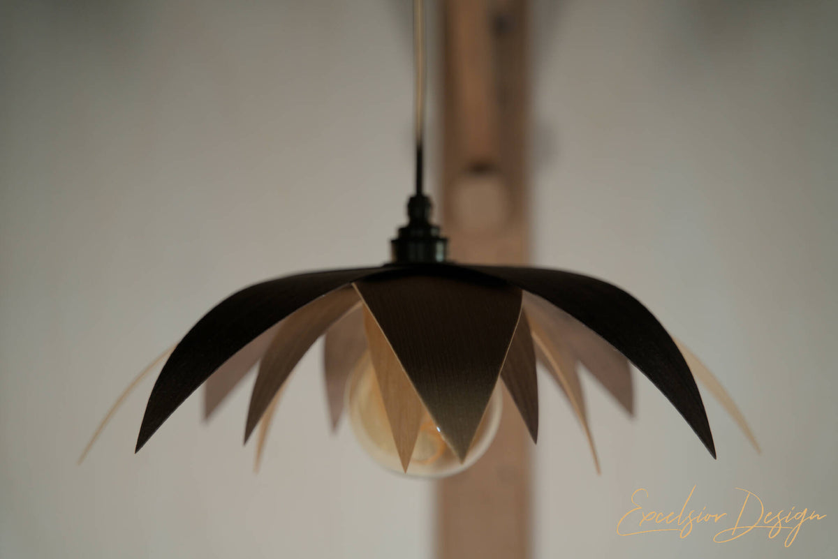 Suspension Lotus à pétales noirs en bois, ampoule au centre sous l’abat-jour
