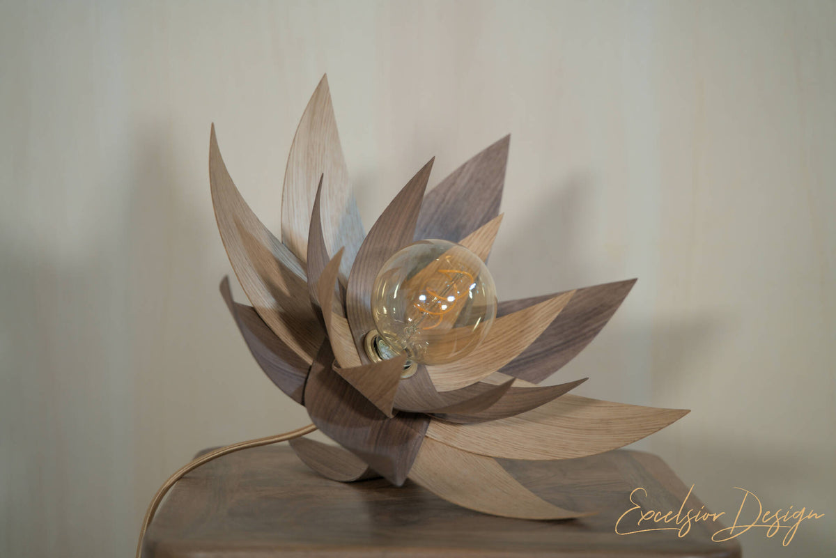 Lampe lotus en bois brun, ampoule visible dans la fleur