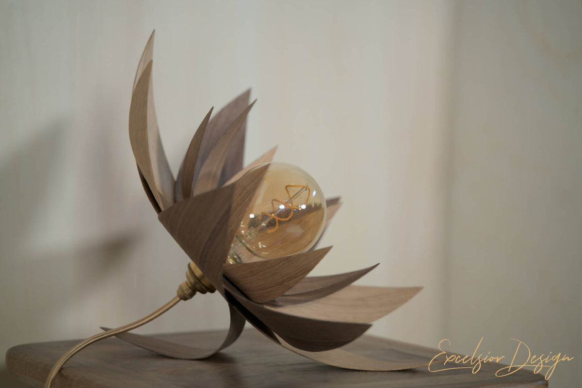 Lampe lotus en bois sculpté, ampoule et câble sur pied