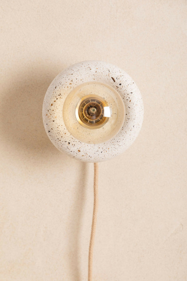 Applique murale ronde en verre texturé beige, douille centrale dorée, câble visible