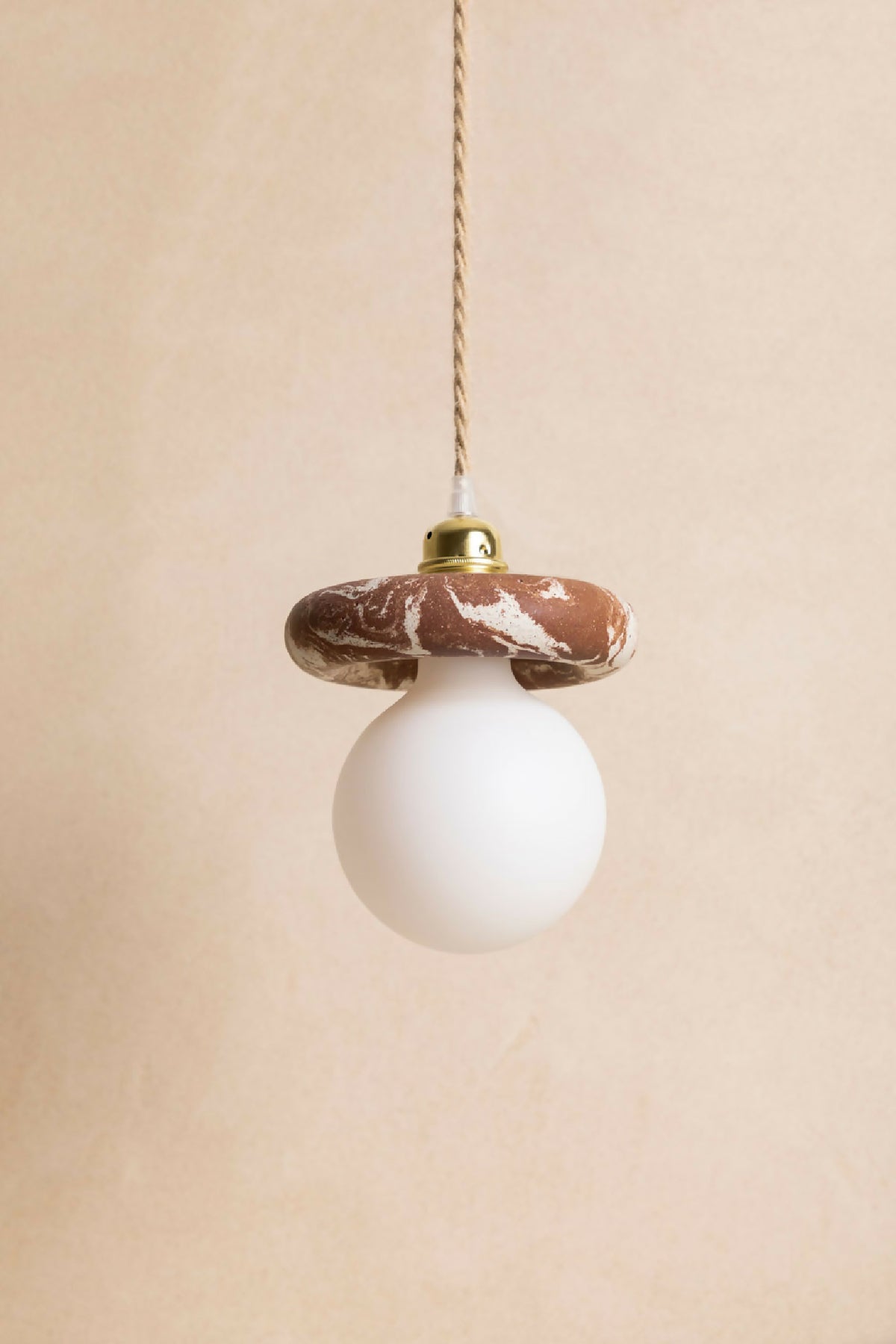 Suspension : abat-jour marron texturé, diffuseur blanc, capuchon laiton et câble torsadé
